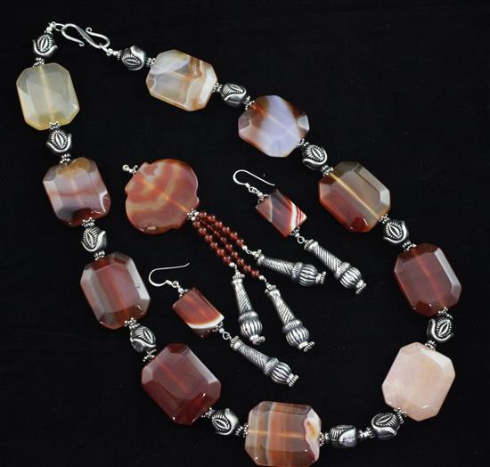 A silver mounted agate necklace, earrings & pendant.